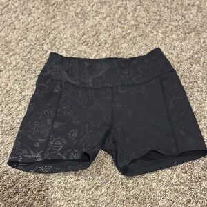 Oiselle Reflective Black Patterned Shorts
